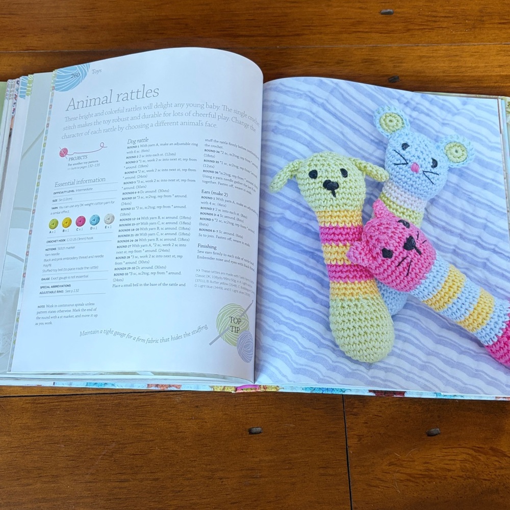 Crochet: The Complete Step-By-Step Guide, Essential Techniques By DK - Picture 9 of 12